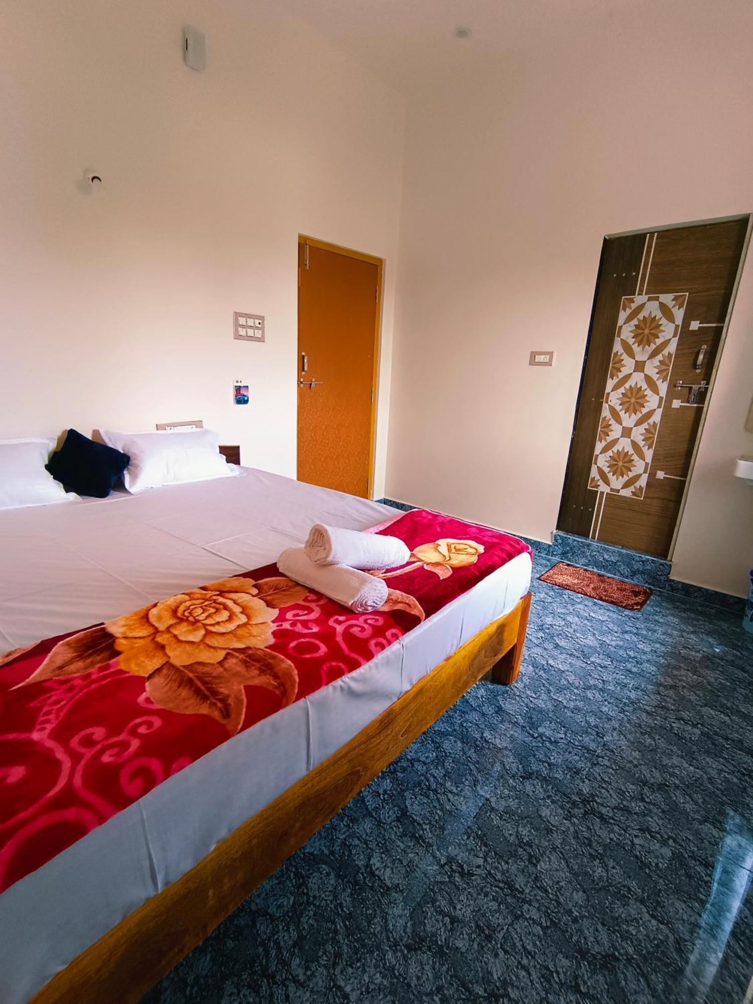 Hampi Anjana Home Stay Bagian luar foto
